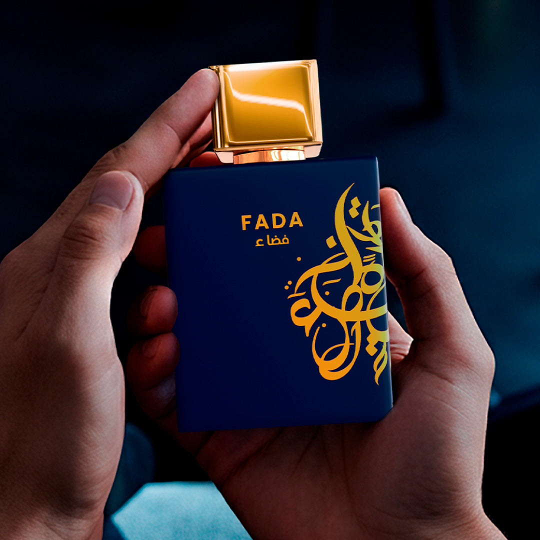 Perfume Fada Mawwal Arabia masculino 100ml — mãos de homem segurando perfume